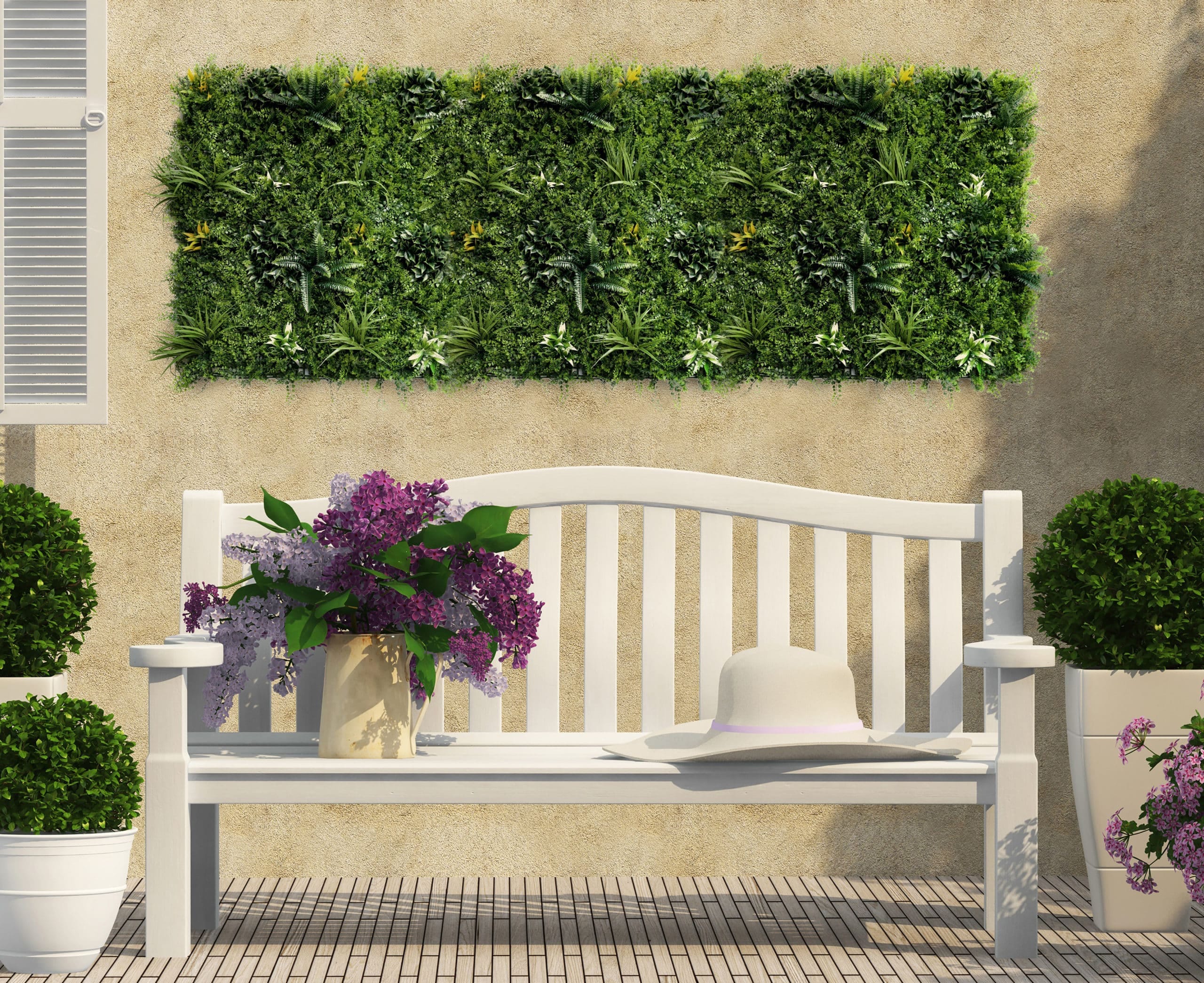 Patio de un Hogar decorado con un Frondoso y Realista Jardín Vertical.