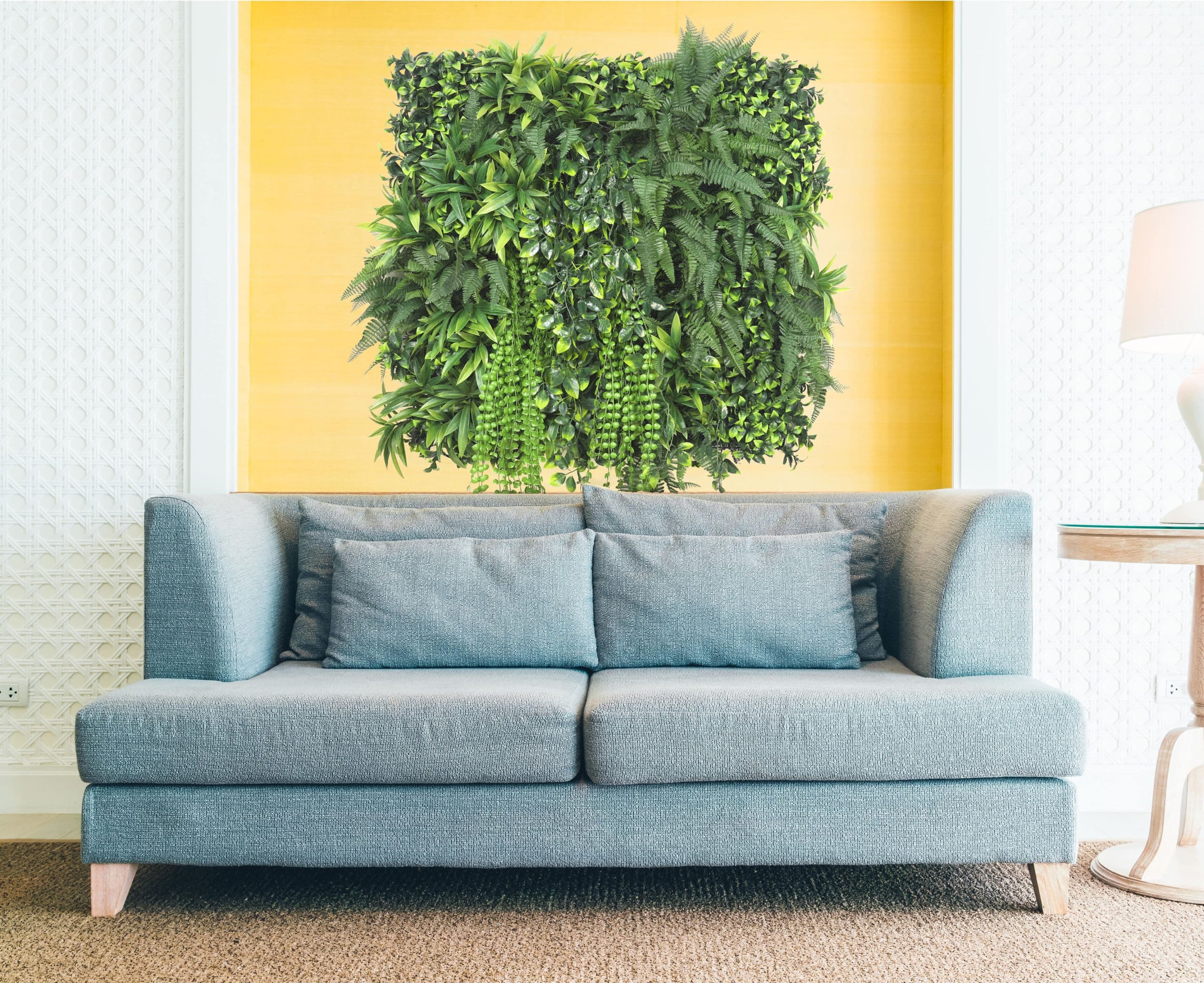 Decora Sin mantenimiento con el Cuadro de Jardín Vertical en Interior de Casa Salón decorado con un Frondoso y Realista Jardín Vertical.