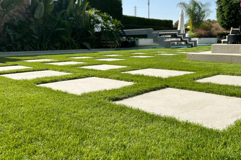 Césped Artificial con losetas