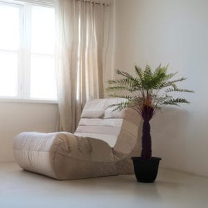 Dekoration mit künstlicher Dicksonia-Palme