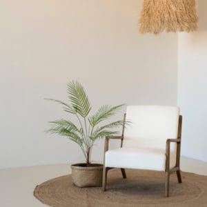 Decoración con planta artificial chamaedorea